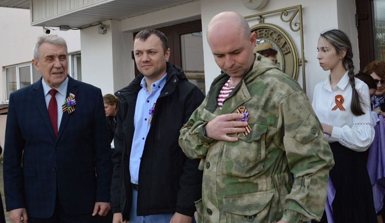 В Ерденевской средней школе накануне Дня Победы открыли Сиреневую аллею