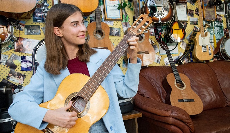 Девушка с гитарами
