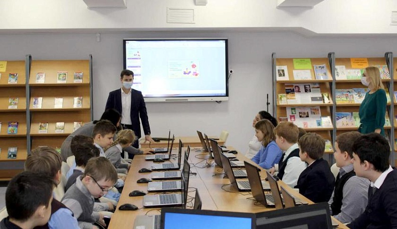 В Калужской школе заместитель губернатора провел урок цифры
