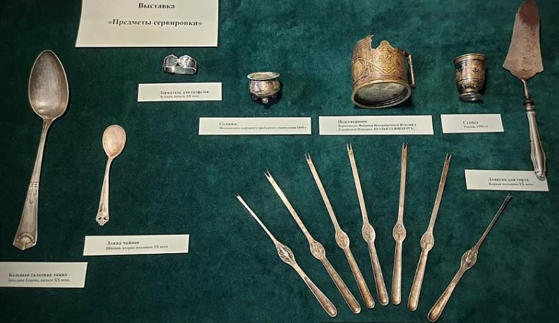 В Жуковском районе проходит выставка предметов сервировки