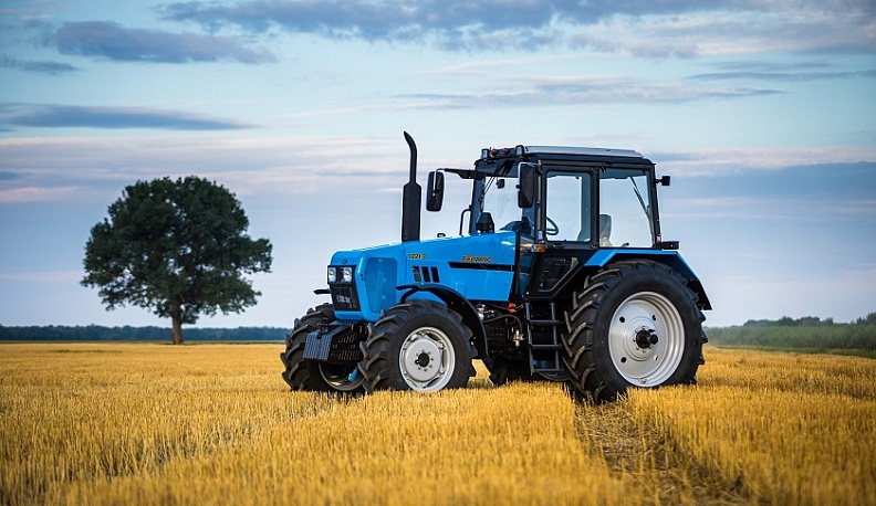 В Калужскую область скоро доставят пять новых тракторов