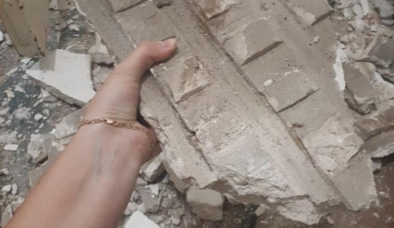 В квартире 120-летнего жилого дома в центре Калуги обвалился потолок