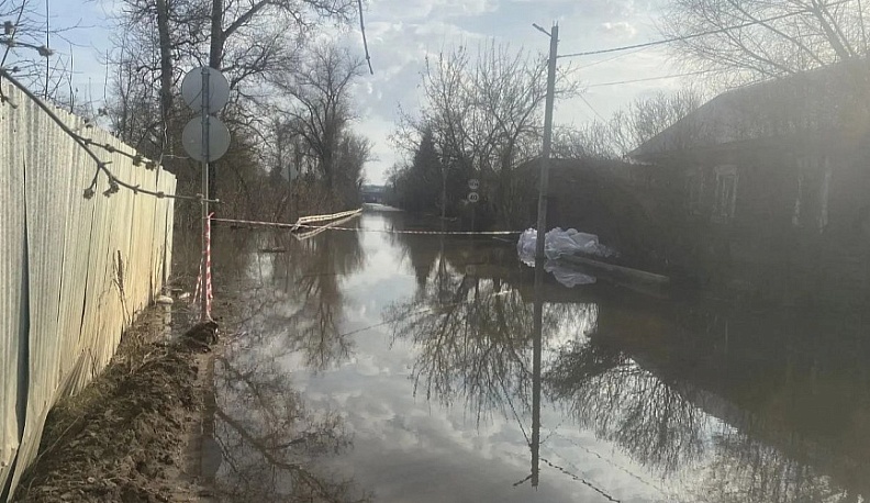 В Дзержинском округе вода подошла к 14 домовладениям