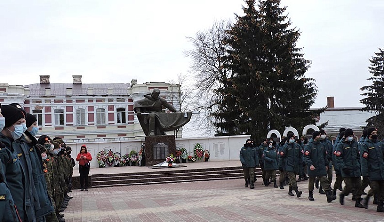 В Перемышле в День неизвестного солдата возложили цветы к мемориалу погибшим воинам-односельчанам