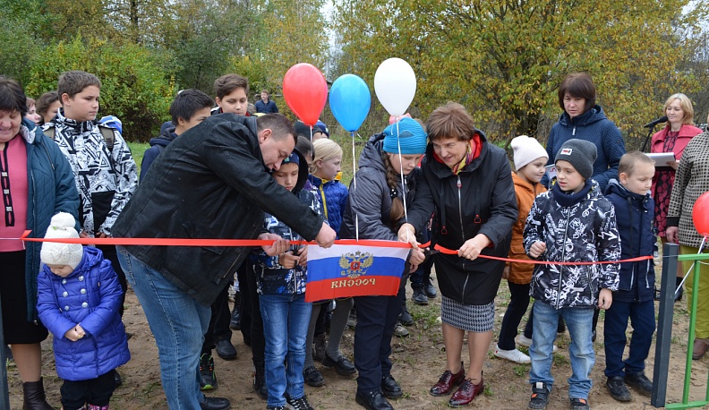 В деревне Манино Людиновского района торжественно открыли новую детскую площадку