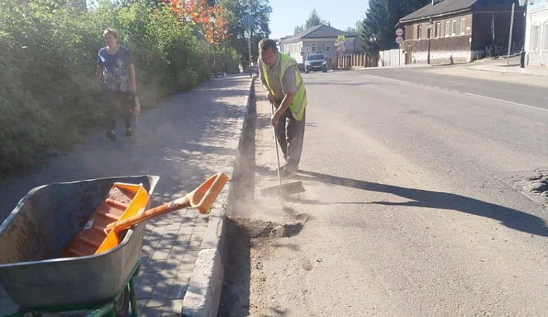 В Боровске после жалобы жителей в интернете почистили ливнёвку