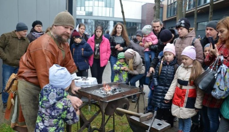 Юные калужане приобщились к кузнечному ремеслу на фестивале «УграFest»