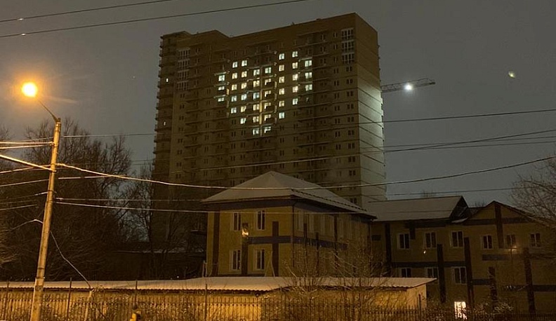 В новогодней Калуге дом засверкал сердечком