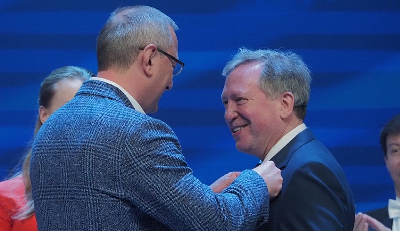 Владислав Шапша наградил медалью основателя фестиваля «Мир гитары» Олега Акимова