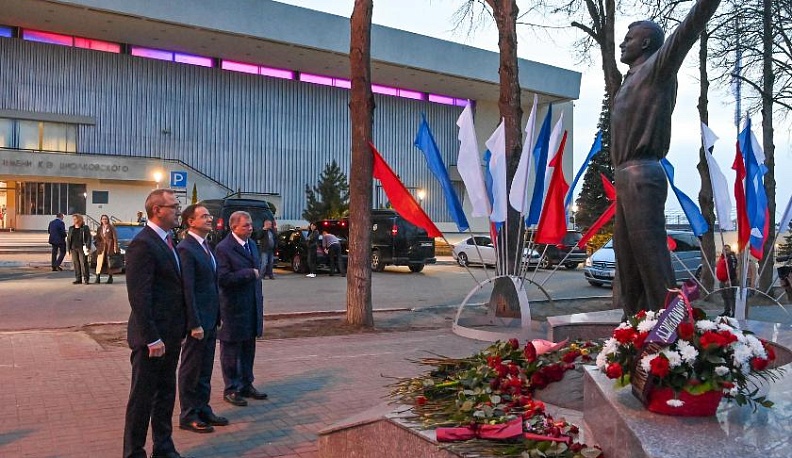 Помощник президента Владимир Мединский возложил цветы к памятнику Юрию Гагарину в Калуге 