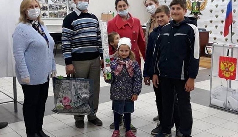 В Калуге многодетная семья пришла на участок с детьми, чтобы показать пример гражданской активности