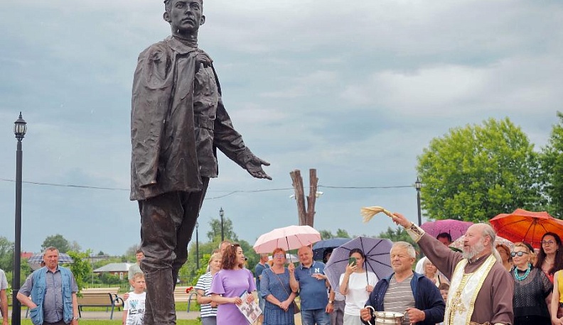 В Перемышле открыли памятник переводчику Николаю Любимову