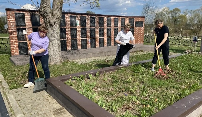 Волонтеры Жуковского округа навели порядок у мемориалов
