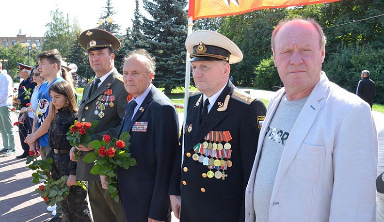 Жители Калуги возложили цветы к Вечному огню и замолчали на минуту