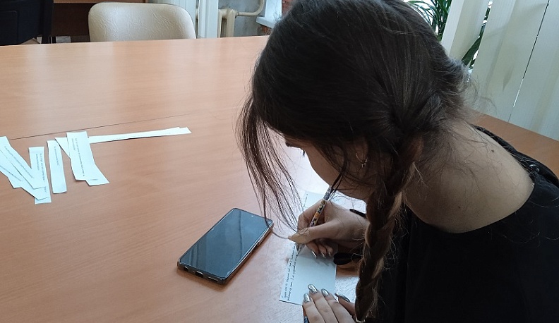 В Калуге прошёл патриотический час для школьников «Код памяти. Защищая родную землю»