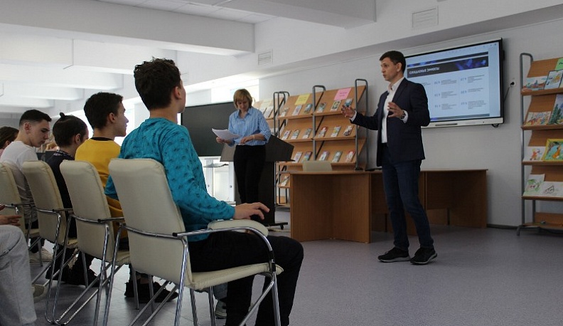 Дмитрий Разумовский ответил на вопросы калужских школьников о цифровизации региона