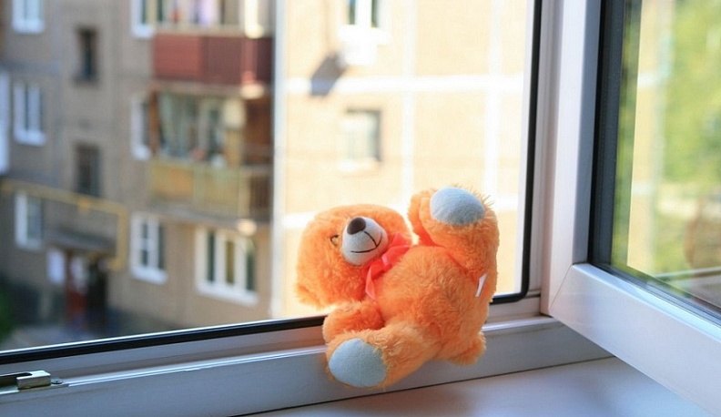 В Калужской области будут судить мать выпавшего из окна ребенка