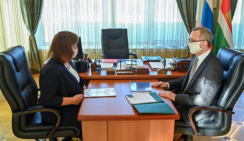 Владислав Шапша провел встречу с начальником службы по организационному обеспечению деятельности мировых судей региона