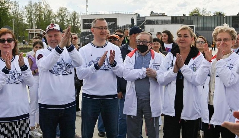 После посадки черешни в Калуге Елена Малышева поспорила с Геннадием Онищенко о масках