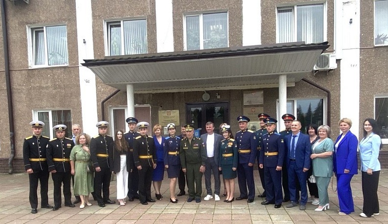 Генерал армии Владимир Исаков встретился с кировчанами-выпускниками военных училищ