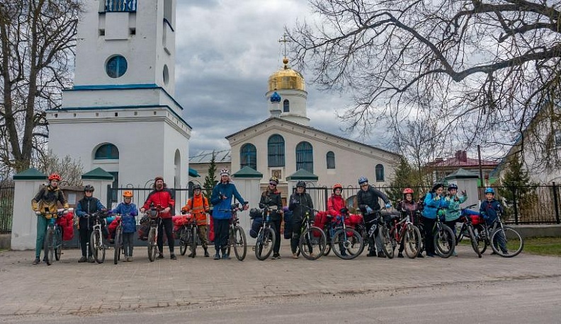 И вновь зовёт дорога нас!