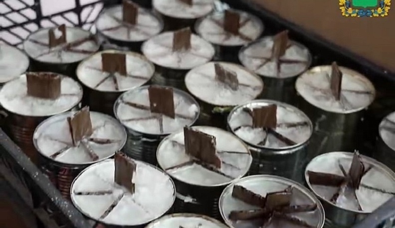 Студенты Калужского филиала МГТУ им. Н. Э. Баумана изготавливают блиндажные свечи для бойцов СВО