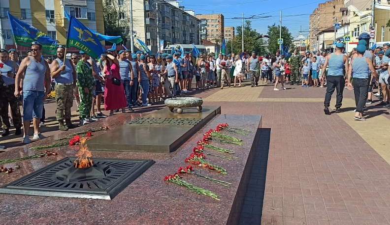 В Калуге десантники прошли шествием по улице Кирова