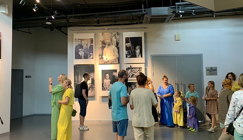 В Калуге открылась фотовыставка детских портретов «Сядь нормально!»