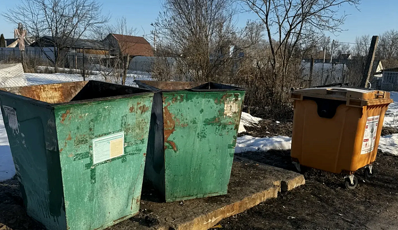 В Мещовске убрали мусор с контейнерной площадки по просьбе жителя