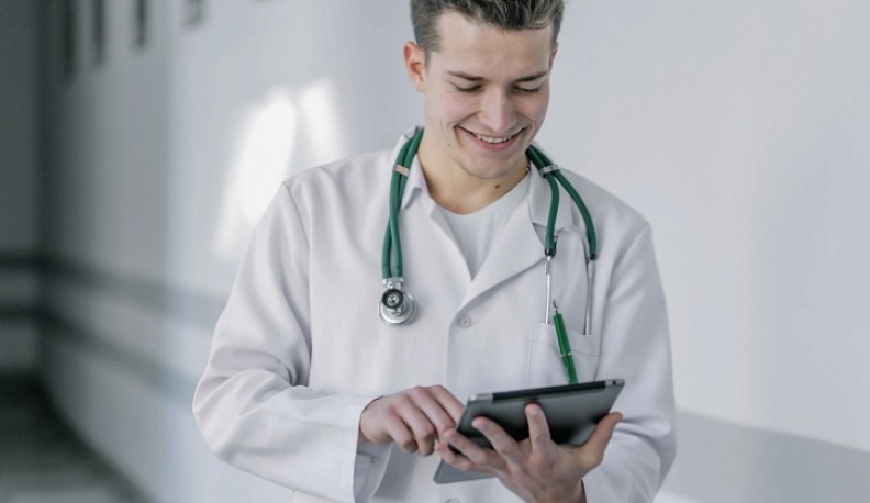 Замминистра здравоохранения рассказал калужанам, почему пациенты выбирают молодых врачей