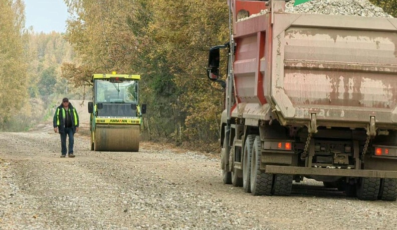 В Думиничском районе продолжается ремонт дороги по нацпроекту