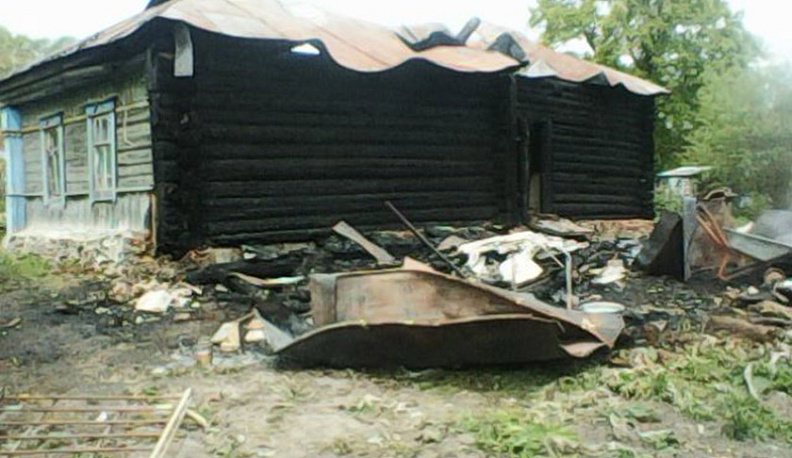 Калужане помогают многодетной семье из Козельского района, потерявшей на пожаре дом