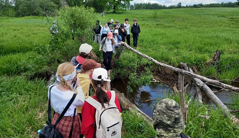 По памятным местам Спас-деменского округа прошлись калужские школьники