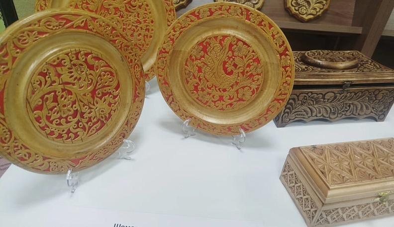 В Думиничском округе местный мастер рассказал землякам о промыслах и ремеслах народов России и о своем творчестве