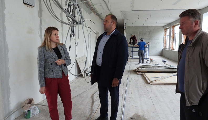Депутат Госдумы Ольга Коробова проверила ход капитального ремонта в Мятлевской школе
