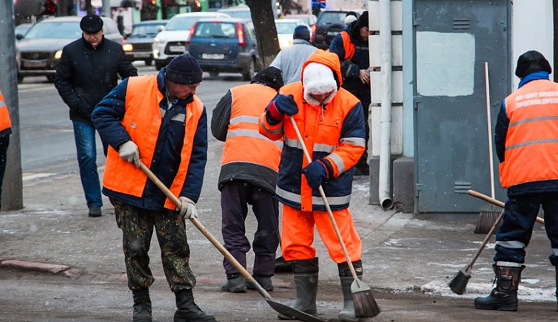 Дорожники наводят порядок в Калуге после зимы