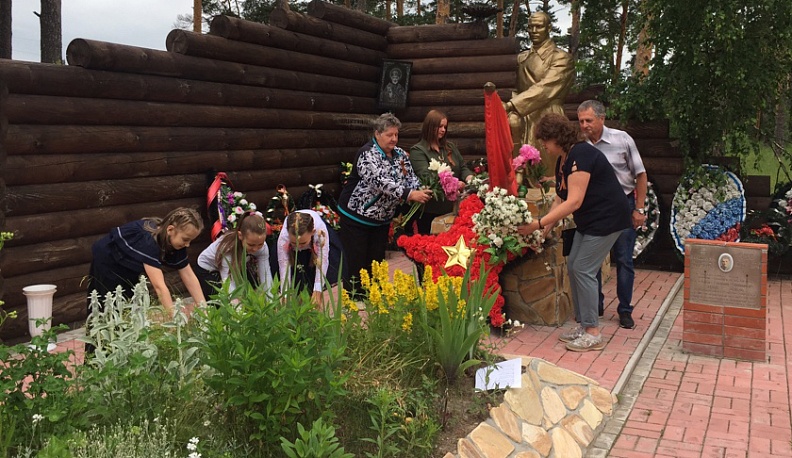 «Машиностроитель» возложил цветы к самому большому воинскому захоронению Козельска