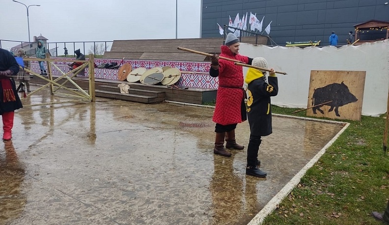 На фестивале «УграФест» калужан научили сражаться на мечах, стрелять из лука и метать копьё