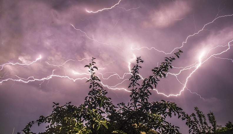В четверг в Калужской области ожидается гроза и сильный ветер
