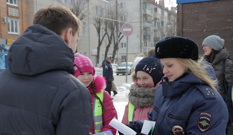 Юные инспекторы движения поздравили калужских водителей с Днём защитника Отечества