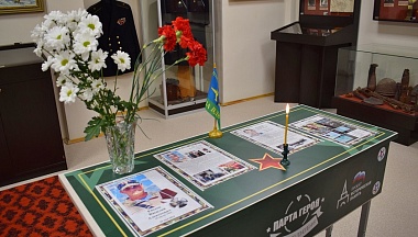 В Тарусе в школе торжественно открыли Парту Героя памяти десантников 