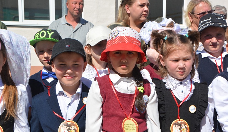 Для 38 выпускников Ерденевской школы прозвучал последний звонок