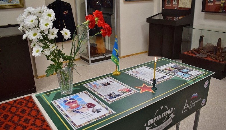 В Тарусе в школе торжественно открыли Парту Героя памяти десантников 