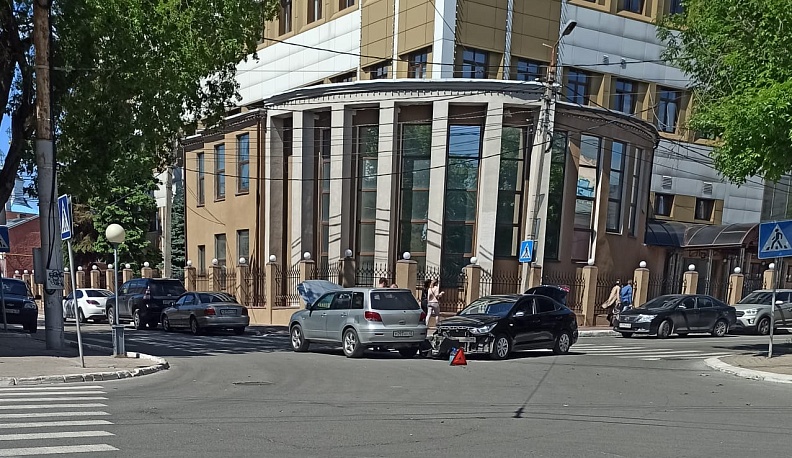 В центре Калуги столкнулись две «Мицубиши»