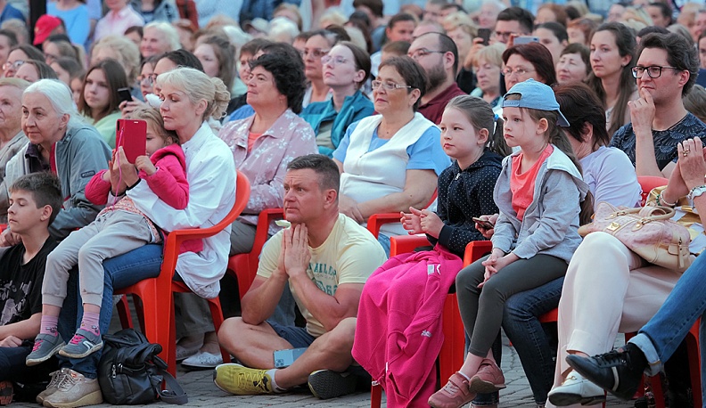 Хореографический опен-эйр собрал свою публику. Несмотря на достаточно вместительное пространство внутреннего двора Гостиных рядов, всем зрителям мест не хватило, многие расположились прямо  в проходах.