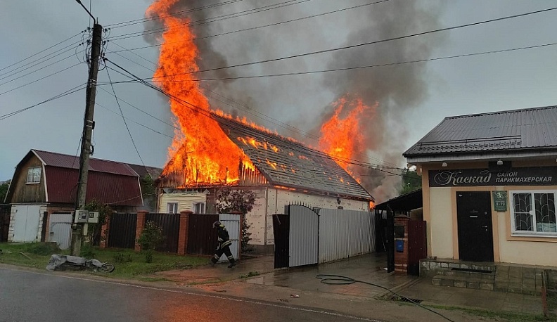 В Балабанове из-за молнии горит дом 
