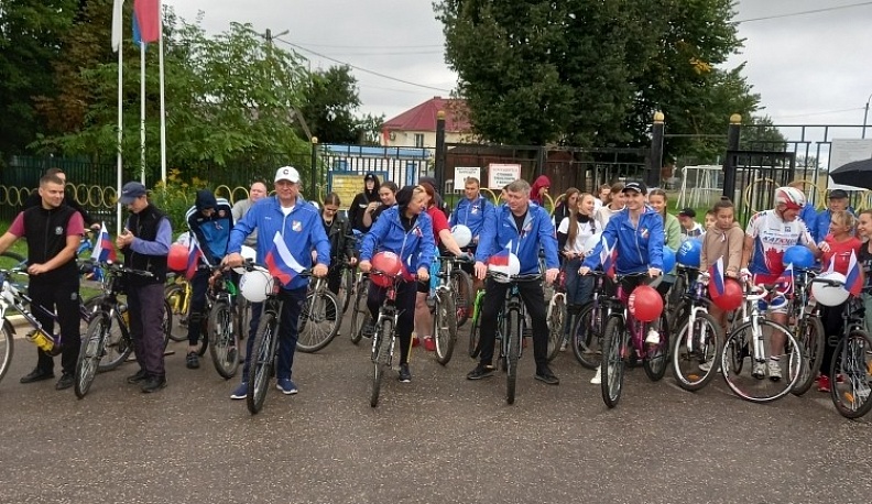 В Дзержинском районе День флага отметили велопробегом