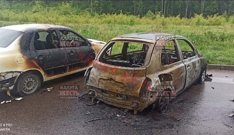 В Калуге в ночь на четверг сгорели три машины на улице Георгия Амелина