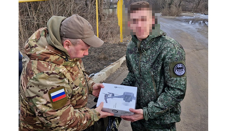 Десантникам передали коробку с коптером. 