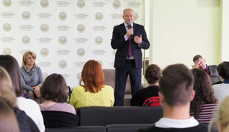 Министр посоветовал калужским студентам идти работать в школы